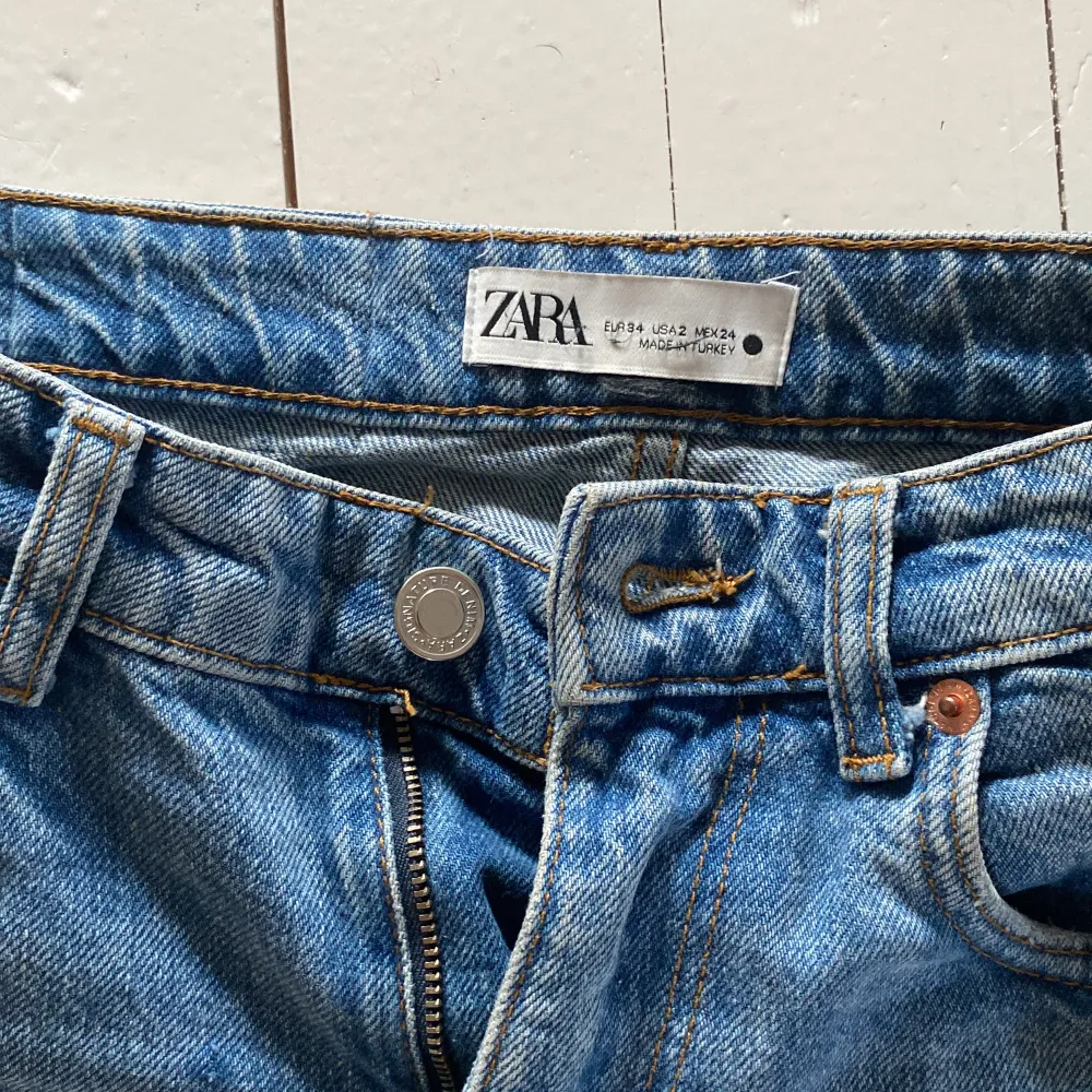 Zara The Midwaist straight EUR 34 . Jeans & Byxor.