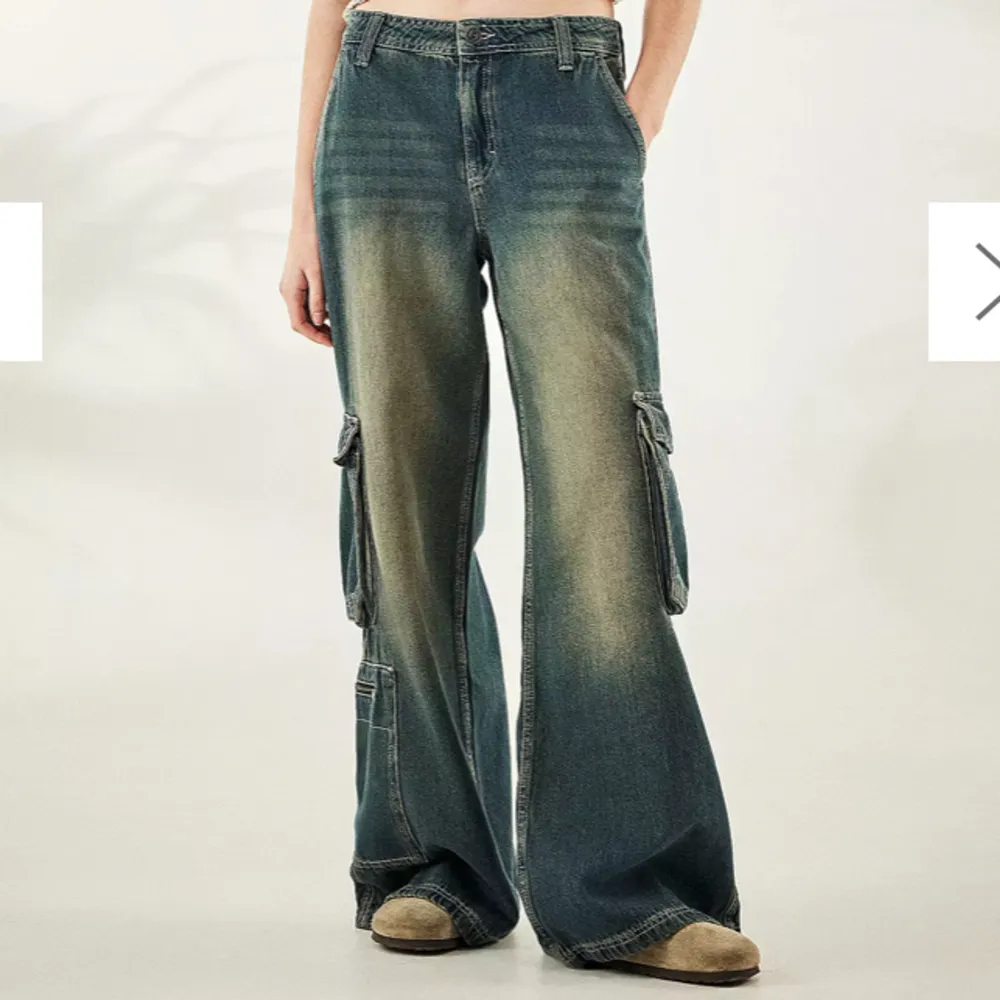 Lågmidjade cargos från Urban Outfitters skit fin fade, aldrig använd bara testat. Förlåt för dålig bild kan skicka bättre❤️ Pris kan diskuteras, tveka inte att kontakta mig vid frågor❤️. Jeans & Byxor.