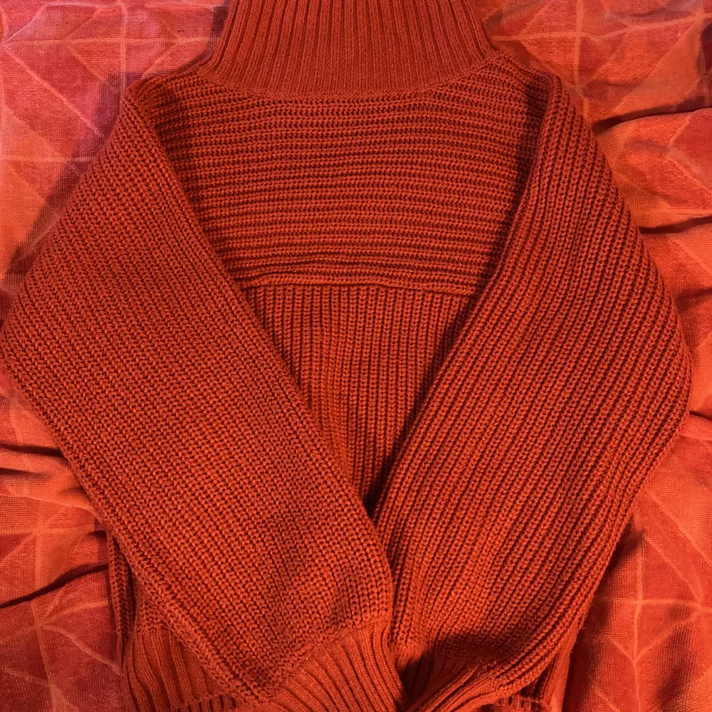 En röd tjock tröja som funkar bra för vintern. Tröjor & Koftor.
