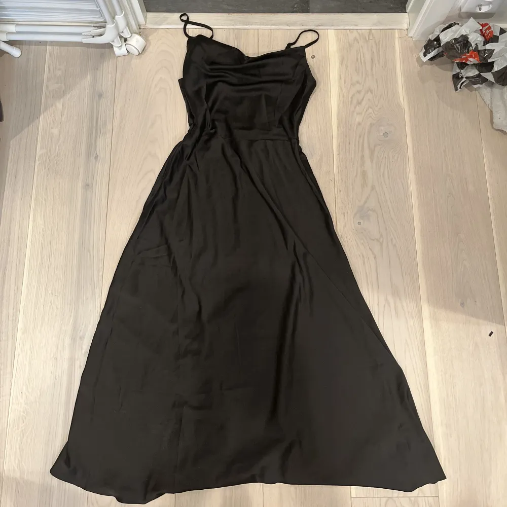 Jätt fin svart klänning med ett hack vid sidan.. Klänningar.