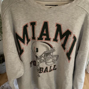 No cricket fashion tröja  - Säljer denna eftersom den aldrig används Bra skick  Passar M/L