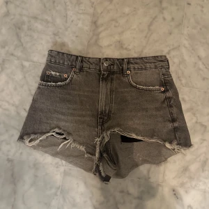 Grå jeansshorts från zara - SÅÅÅ SNYGGA! Wow sitter så snyggt å är as najs i sommar🌟🌟