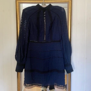 Klänning  - Superfin mörkblå klänning med snörning i ryggen 💙