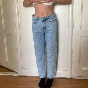 jeans  - Jeans från H&M, för stora i midjan så därför säljer jag de