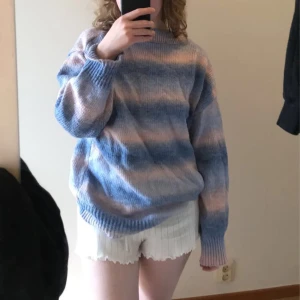 Stickad tröja - En mysig stickad tröja som passar så bra för svala sommarkvällar! Tveka inte att skicka iväg ett meddelande om du undrar nåt☺️3 för 2 på allt på min plick!