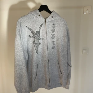 One of One ”Grey Angel” - Säljer min One of One sparsamt använd. Storlek: Medium Skick: 9/10  Pris kan diskuteras  