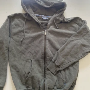 Kofta - Kofta med dragkedja och bra luva! Använd 3 gånger. Skogsgrön färg!