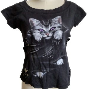 Cool tröja - En välanvänd tröja i okej skick, inga skavanker förutom att den är lite nopprig. Strl S