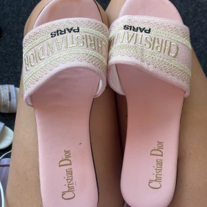 Dior tofflor  - Dior tofflor, använda typ 4 gånger, mycket bra i skick 🛍️