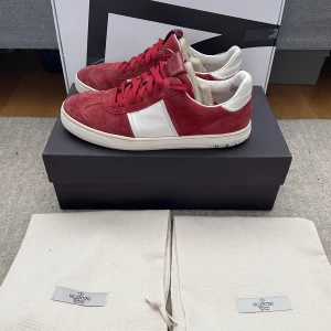 Valentino Flycrew - Säljer ett par Valentino Flycrew som är i använt skick! Storlek 42 men sitter större! Box, 2 st dustbags och extra skosnören medkommer! Nitar saknas! Hör gärna av dig om du har frågor!