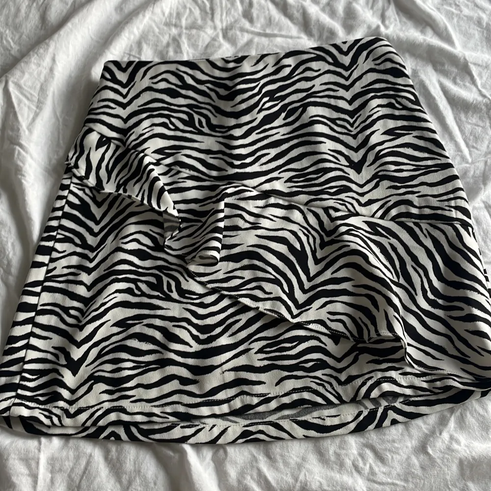 Zebra mönstrad kjol med volang längst sidorna, storlek 146/162 i barn storlek men passar mig som är xs (från Kappahl). Kjolar.