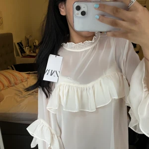 Zara blus - Söt volang blus från zara med lappen kvar, har aldrig används