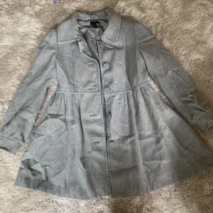 Grå gullig kappa - Grå kappa från h&m som är väldigt gullig och passar till höst/vinter. 