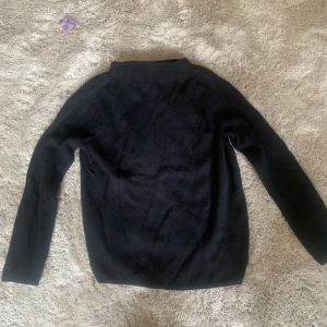 Stilren tröja  - Svart snygg tröja som passar bra till kjol 