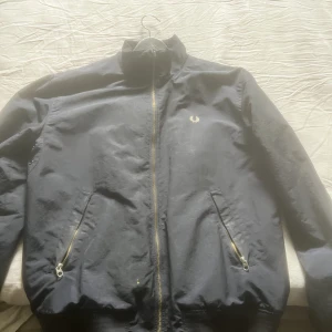 Fred Perry jacka  - Mörkblå fred Perry jacka i bra skick