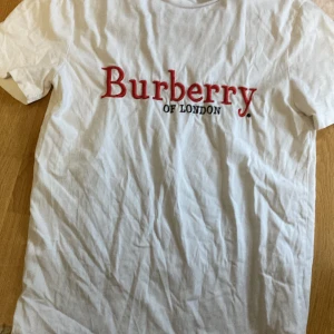 Burberry T shirt - En äkta burberry T-shirt från Nk köpt för ganska länge sen så de är en äldre model den går online för ca 2000 tar bud helst bo i Stockholm så man kan mötas upp skriv om ngra frågor ett tryck ifrån😇