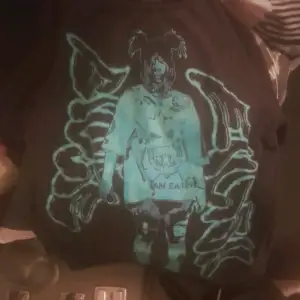 Billie eilish tshirt som jag använt ganska många gånger, den är i bra skick. Köptes i februari eller mars