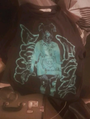 Billie eilish tshirt - Billie eilish tshirt som jag använt ganska många gånger, den är i bra skick. Köptes i februari eller mars