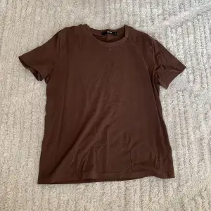 brun t-shirt från bikbok i nyskick. kontakta mig vid intresse 🫶