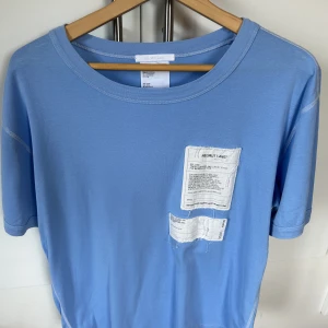 Helmut Lang tshirt  - Säljer denna trevliga Helmut Lang tshirten som e helt perfekt till sommarens tillställningar! Knappt använd. Nypris är ungefär 1500.  Tveka inte på att fråga något🤝🔥👌👏