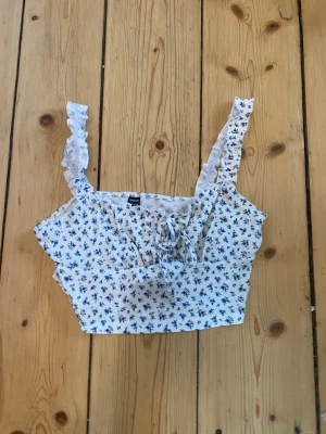 Topp - Blå blommig topp som är använd ca 2 gånger 🩵 Nyskick  Skicka meddelande för fler bilder🌸