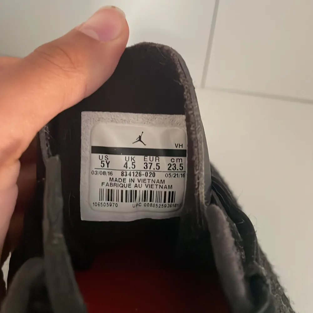 Säljer mina basketskor Jordan reveal som jag köpt för ett par år sedan, är i använt skick men har inga skador. Säljer då de inte kommer till användning . Skor.