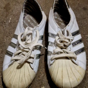 Adidasskor - Väl använda adidas skor. Behöver tvättas. 