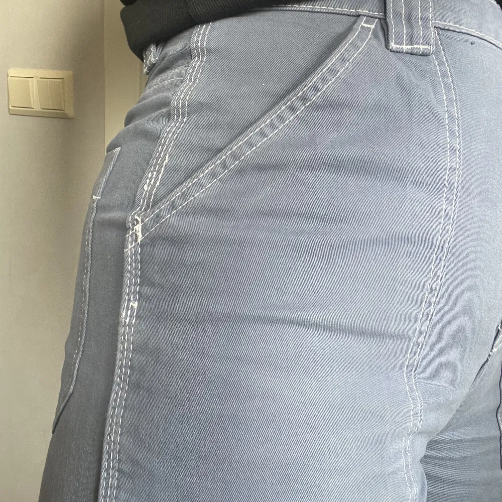 Ett par ljusblåa weekday byxor i perfekt skick! 90kr plus frakt. Bara att skriva om ni har frågor🌻. Jeans & Byxor.