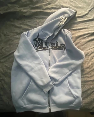 Blå zip hoodie  - En ljusblå Y2k zip hoodie i storlek M, säljer pga den var större än vad ja trodde den skulle vara, knappt använd. Köparen står för frakten Pris går att diskutera