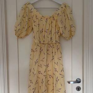 Gul somrig klänning från hm storlek xs köparen står för frakten🌸🫶🏼 pris 150 kr