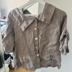 Kofta - Urgullig kofta med trekvartarmar, tillverkad av linne så underbart material som kan behöva strykas💜