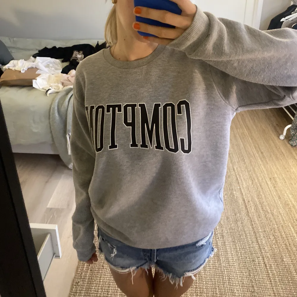 Grå sweatshirt köpt second hand. Sitter oversized på mig som är en S. Köparen står för frakt! 💕. Tröjor & Koftor.