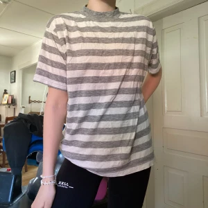 Randig T-shirt - Randig t-shirt! (Står ej storleken men gissar på att det är storlek M)