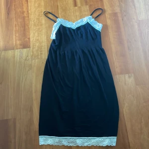 nattlinne - väldigt skön dock sitter den inte jätte tajt! jätte snygg med korset om man vill ha en vardags klänning. har haft den i några månader men har aldrig kommit till användning! ‼️pälsdjurihemmet