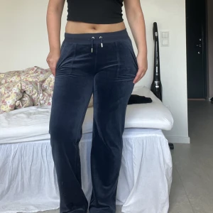 Juicy Couture mjukis  - Juicy couture mjukisbyxor i färgen night sky i st M. Väldigt fint skick och knappt använda! 