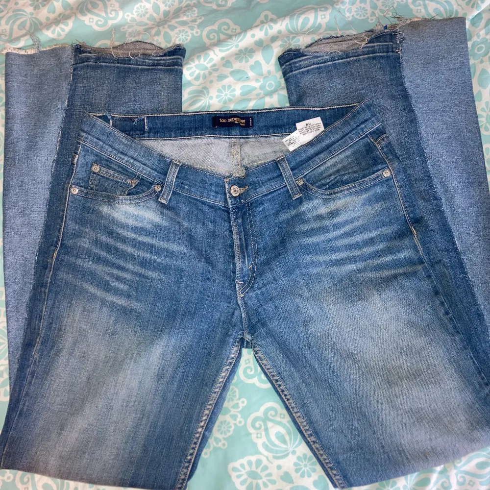 Super snygga låg midjade utsvängda jeans från Levis Sitter super bra om man har storlek L eller XL i midja  om man vill att de ska passa tagit ! Tryck på köp nu ! Om frågor skriv ✨✨   . Jeans & Byxor.