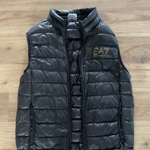 Väst - Säljer nu min EA7 väst, då den är för liten! 