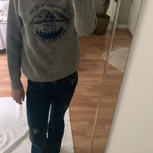 Gant tröja - Tröjan är stickad, långärmad och har inga defekter! Lite sticksig men inget jag tänker på efter en stund. Kommer tyvärr aldrig till användning, därför säljer jag denna tröja. Den är i storlek M, men skulle själv säga att den sitter som en Xs/S💋🪩