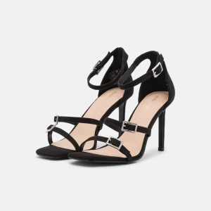 Klackar  - Använda i 2 timmar under balen💞 lätta att gå i ‼️Fraktalternativet stämmer inte‼️