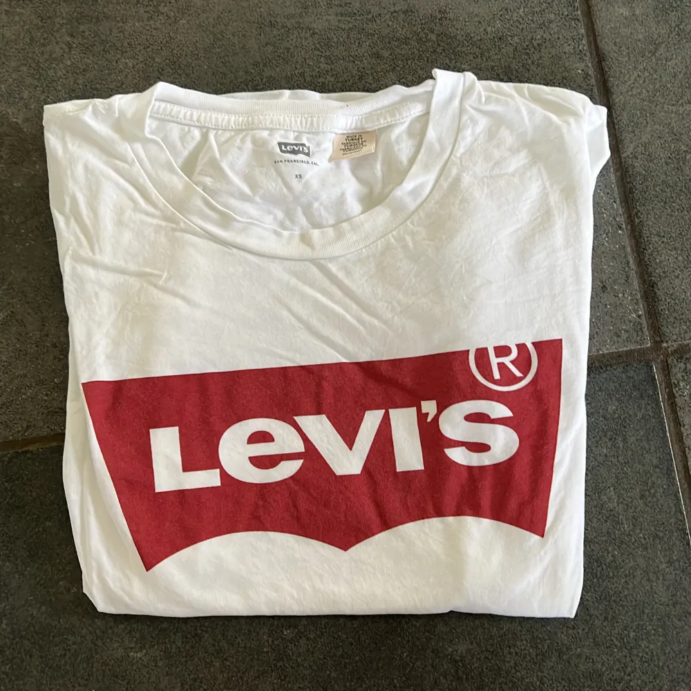 Levi’s t-shirt i storlek xs❤️. T-shirts.