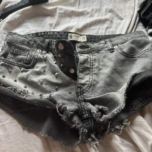 Jeans shorts från Gina med nitar på! Super super söta och fina men passar inte mig längre:( tar inte köp nu