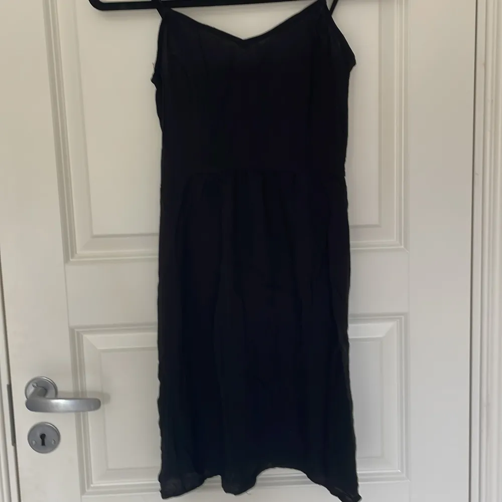 En söt svart klänning, strl 34. Ett perfekt basic-plagg att ha i garderoben🤍. Klänningar.