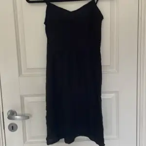 En söt svart klänning, strl 34. Ett perfekt basic-plagg att ha i garderoben🤍