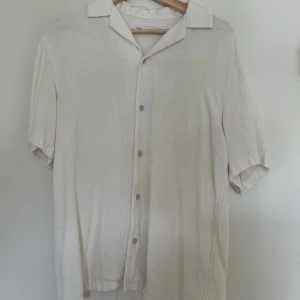 Zara skjorta - Zara skjorta/piké  Storlek S men sitter okej på M också I beige färg  Jättebra skick, använd 2 gånger  Passar till sommaren