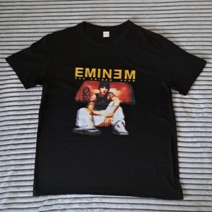 Eminem t-shirt - jättecool eminem t-shirt i storlek L!! t-shirten är nästintill nyskick, inga tecken på användning eller liknande. längden är ca 67cm 💕