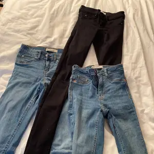 Sjukt fint paket med jeans från Gina tricot, ett GinaSet🫶 Allt är använt men bra skick, hör av er vid fler bilder och ytterligare frågor samt om du vill köpa ett av plaggen för billigare pris🫶
