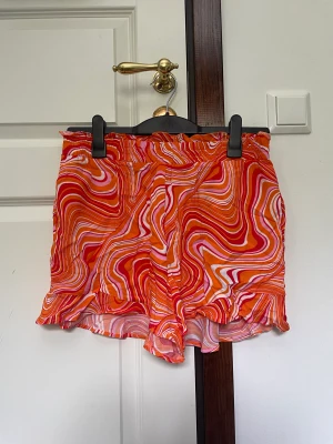 Sommar shorts - Mönstrade högmidjade shorts, aldrig använt fick dom av mamma men de är inte riktigt min stil.