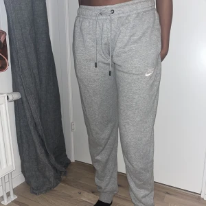 Nike mjukis - Super mysiga Nike mjukisar från Nike. Säljer då de är för små för mig men har varit en stor favorit hos mig 💗 (då byxorna är för små på mig är det inte jag på bilderna utan en kompis)