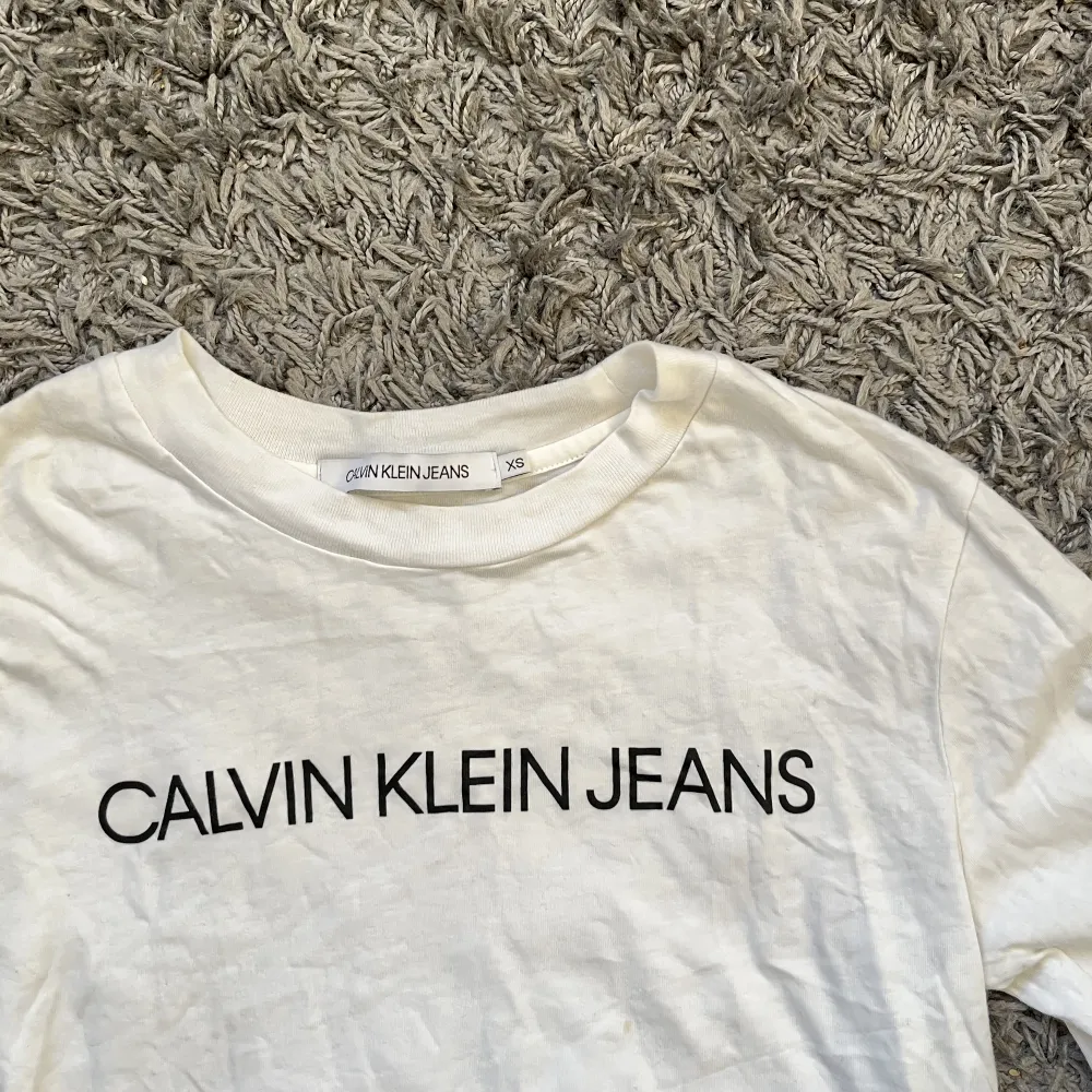 Storlek XS från Calvin Klein Jeans, bara använd ett fåtal gånger.  Säljer för 100 kr, kan mötas upp i Kalmar eller skickas mot fraktkostnad.. Toppar.