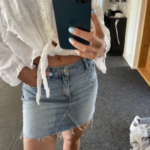 Hollister kjol  - Hollister kjol köpt för några år sedan så inget som finns kvar. Jättefin jeansfärg🦋💙 Skriv till mig innan om du tänkt trycka på köp nu! 